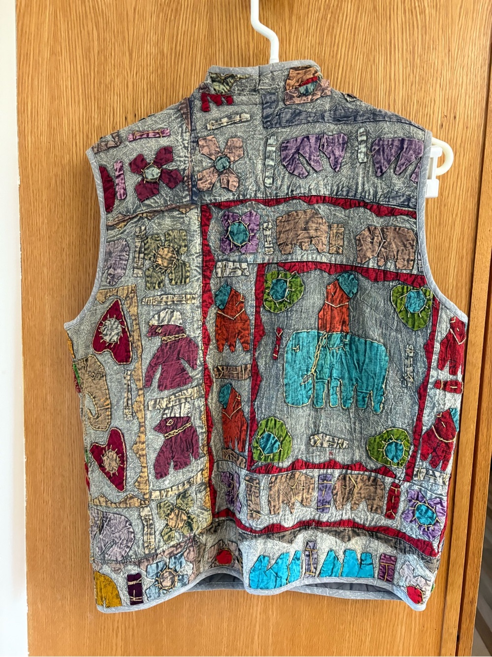 Sacred Threads Gray Quilted Patchwork Kids Vest with Multicolor Appliqué - Picture 4 of 6